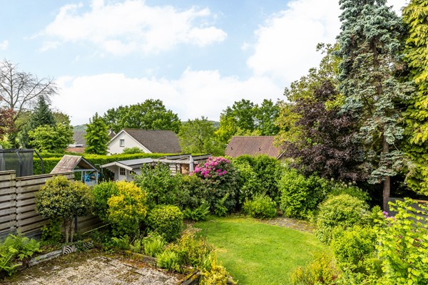 Foto - Te koop: Een ruime twee-onder-een kapwoning met inpandige garage, groot souterrain en goed formaat tuin gelegen op het Zuidwesten op een prima locatie in Wijlre.